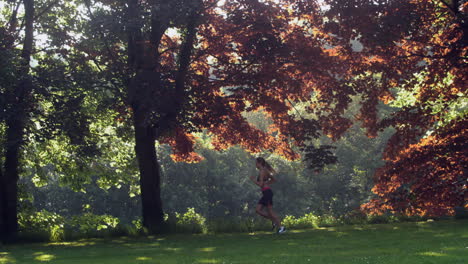 Motivierte-Sportliche-Frau-Joggen