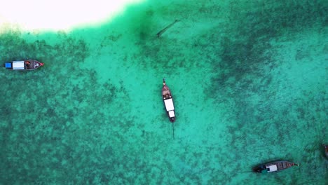 Chica-Yace-En-Un-Barco-De-Cola-Larga-En-La-Bahía-De-Tailandia