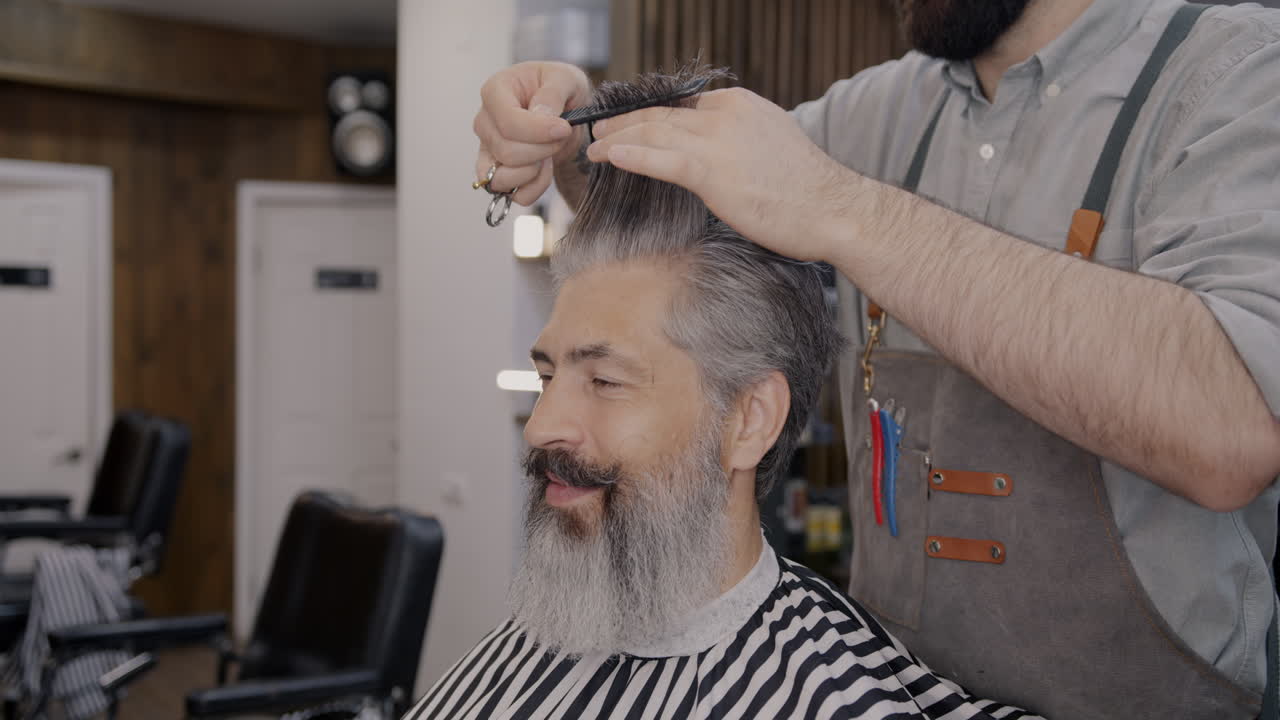 un hombre se corta el cabello en una barbería.