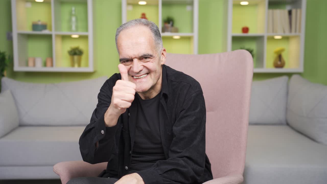 ⁇ 은이는 카메라를 쳐다보고 긍정적인 표시를 합니다.