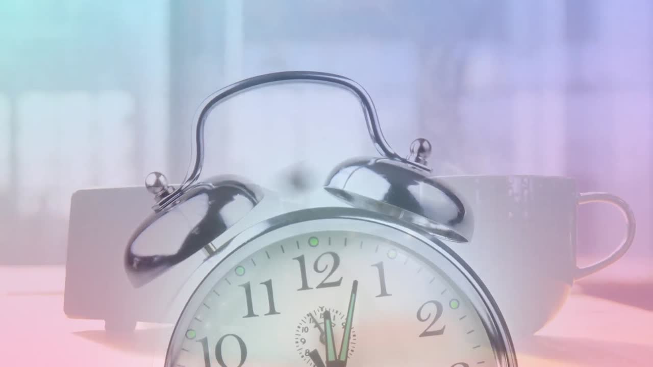 컴퓨터로 사무실 책상 위로 움직이는 시계의 애니메이션