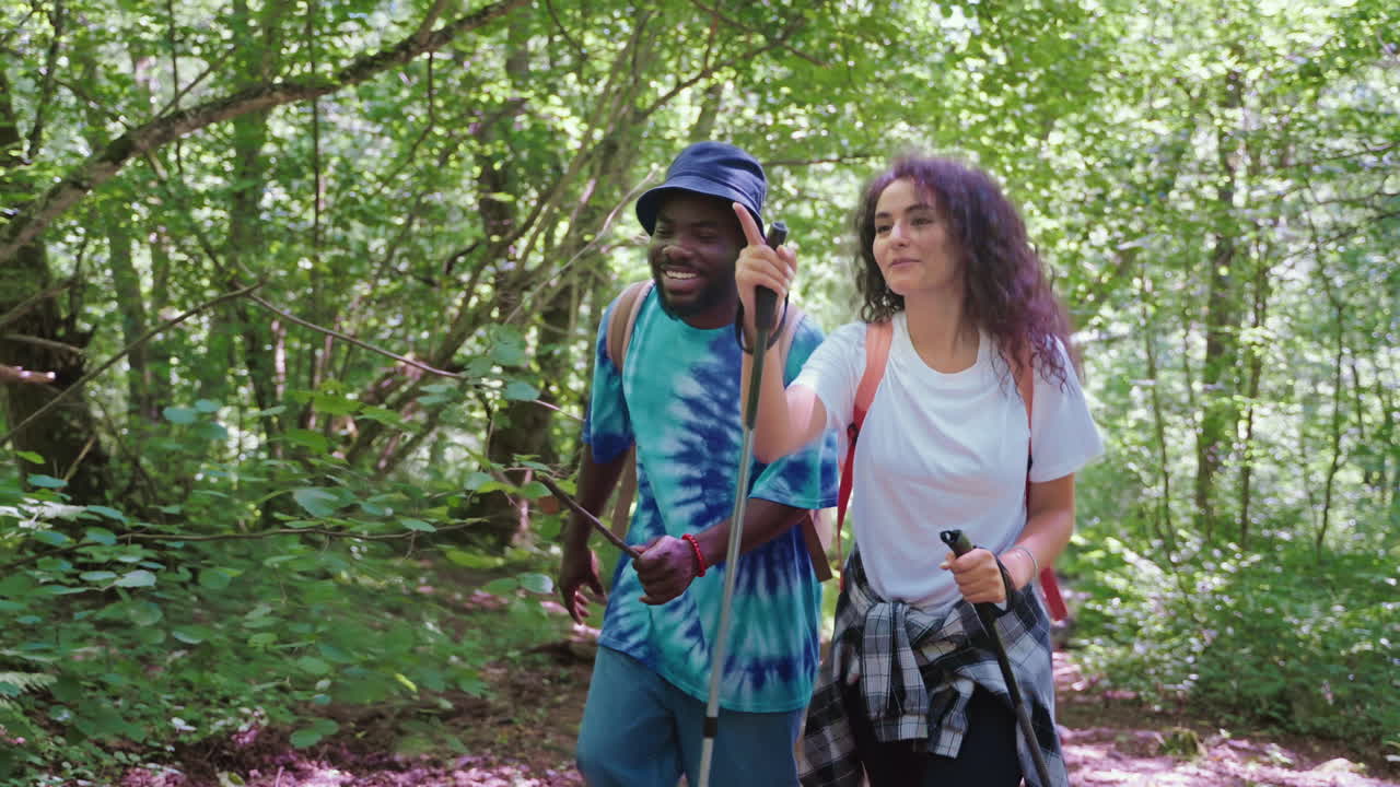 Пара, гуляющая в лесу.