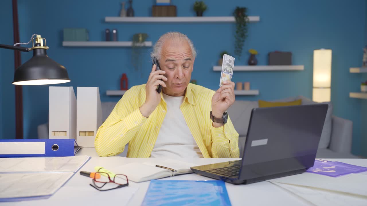 trabajador de oficina en casa anciano comerciante de dólares.