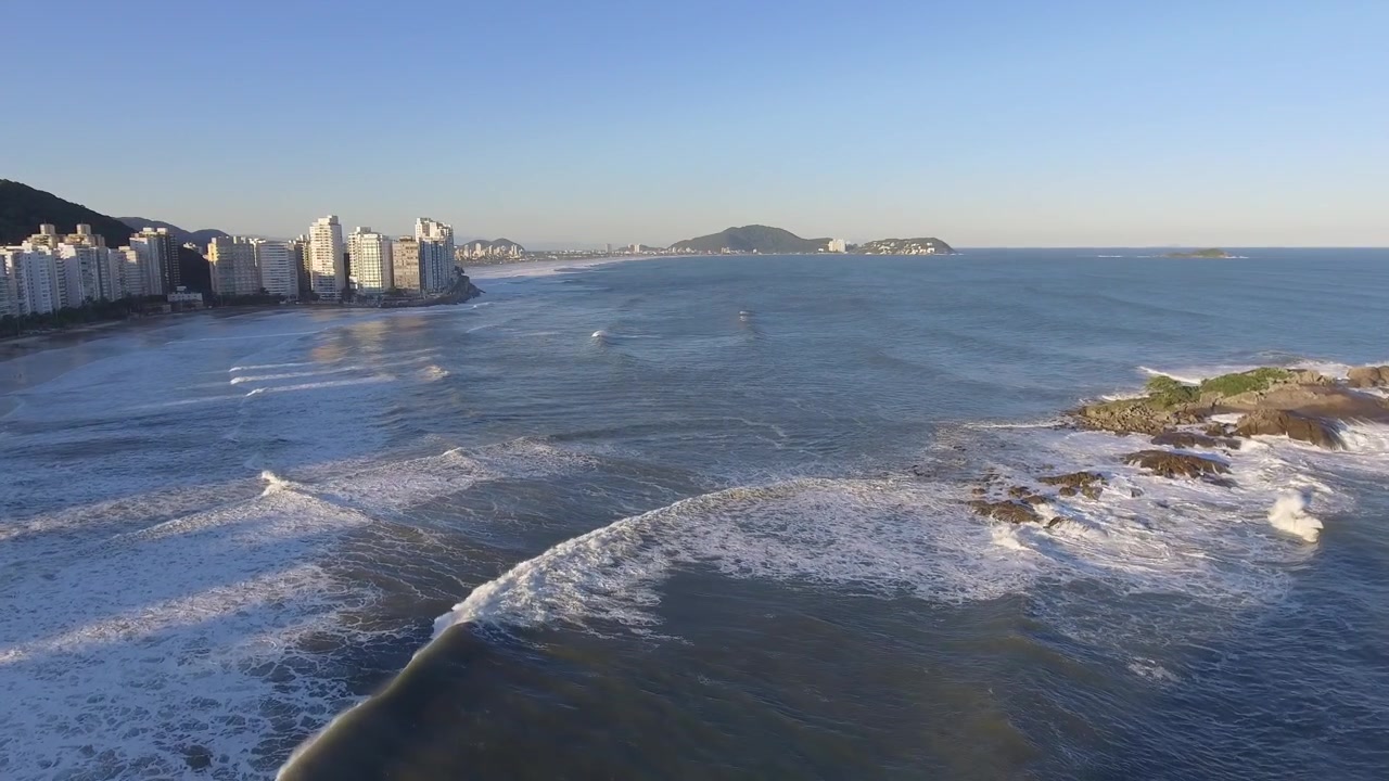 Mozzafiato filmato aereo con drone di Pitangueiras, Guarujá, Brasile. La costa rivela tutta la sua bellezza in questa ampia prospettiva aerea in 4K