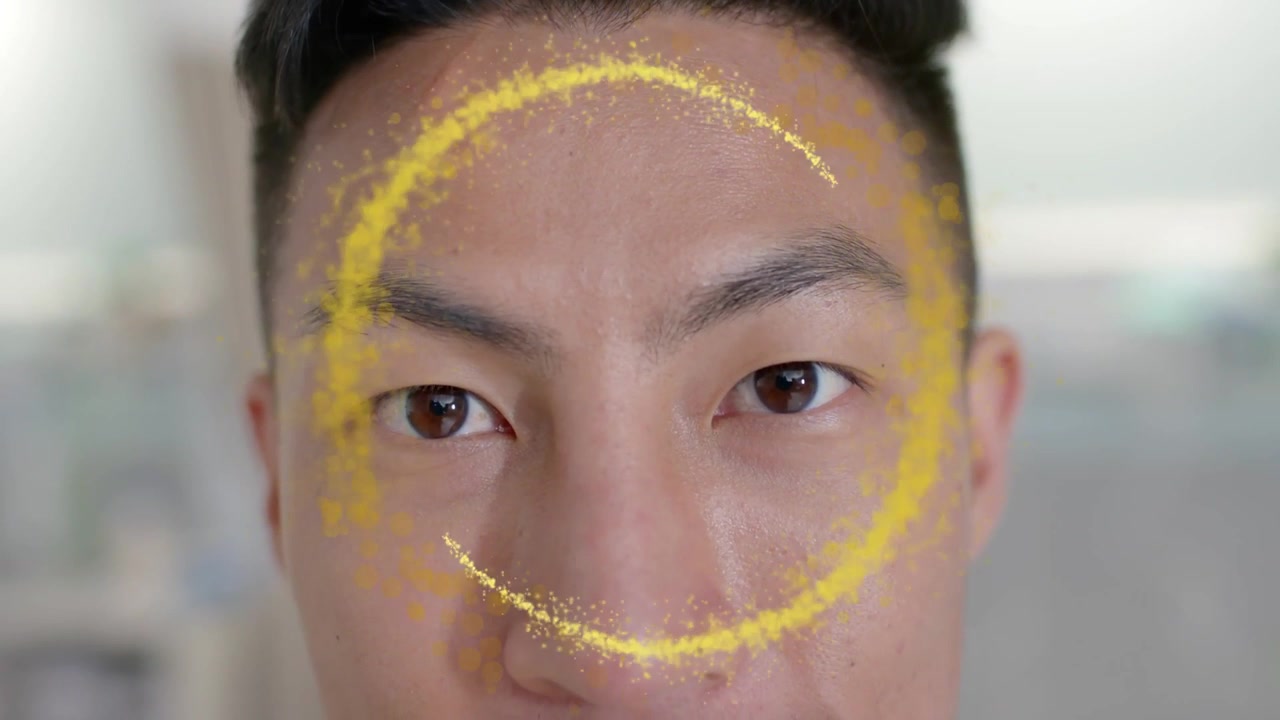 竖屏视频：男子睁开眼睛，眼睑附近的粒子弧形成发光环，展示AR技术