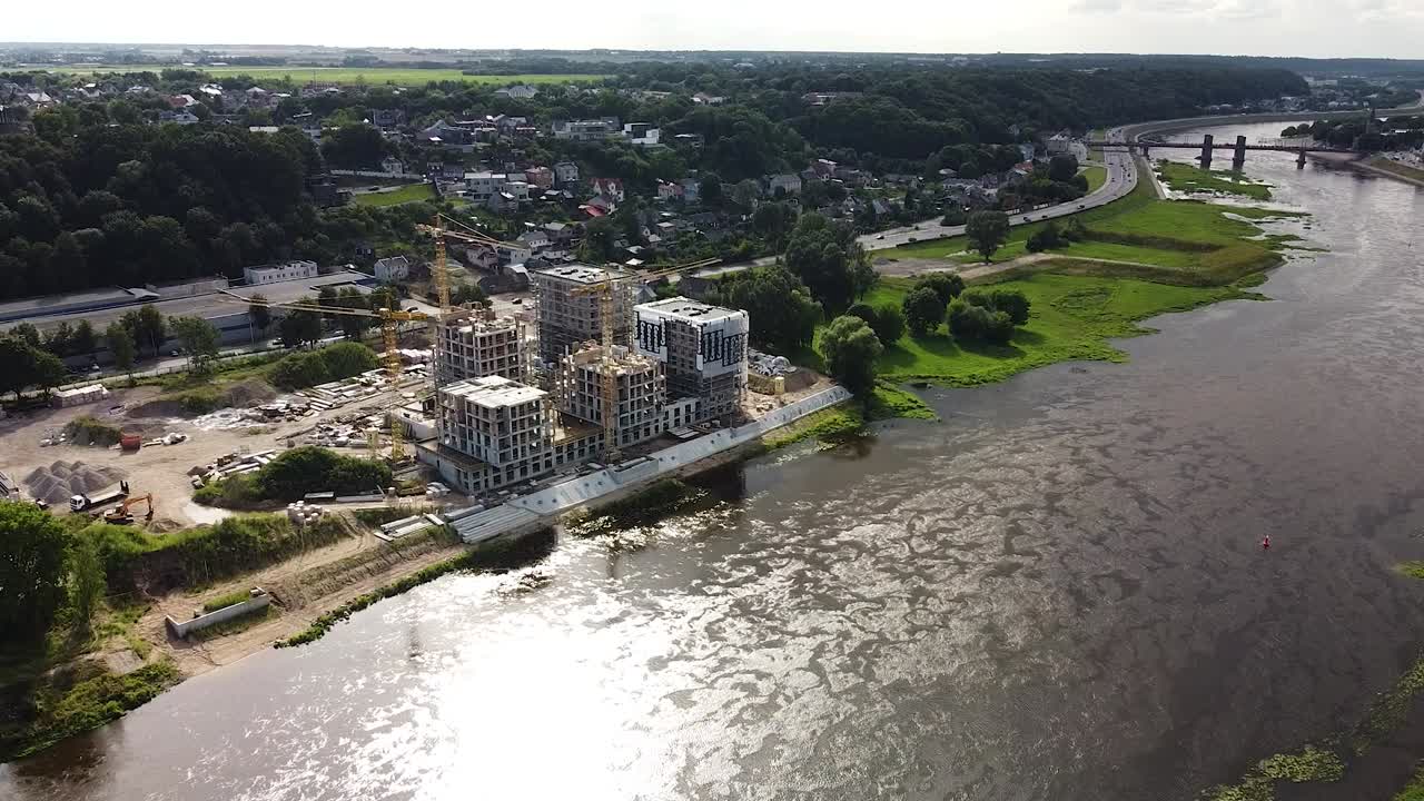 sitio de construcción del complejo de apartamentos de la costa del río, vista aérea de drones