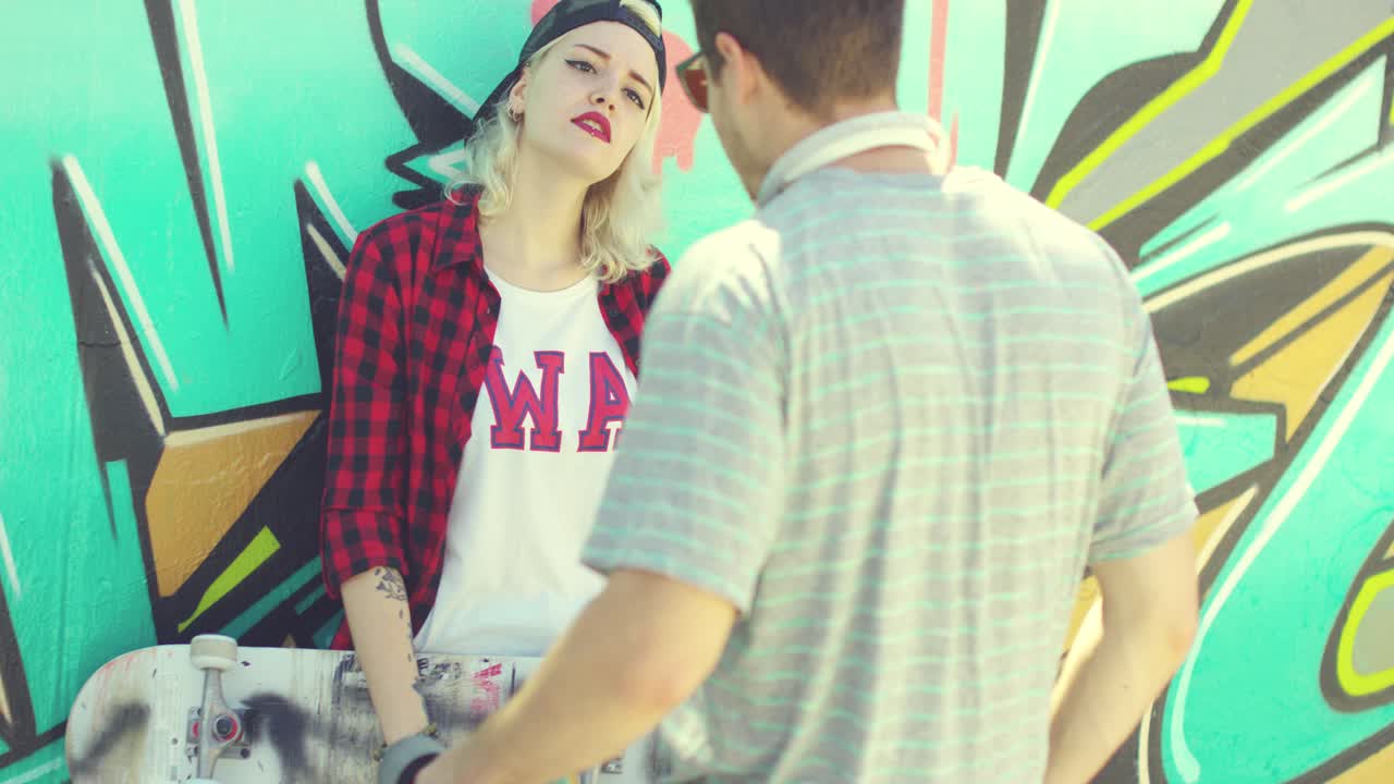 chica urbana de moda charlando con su novio