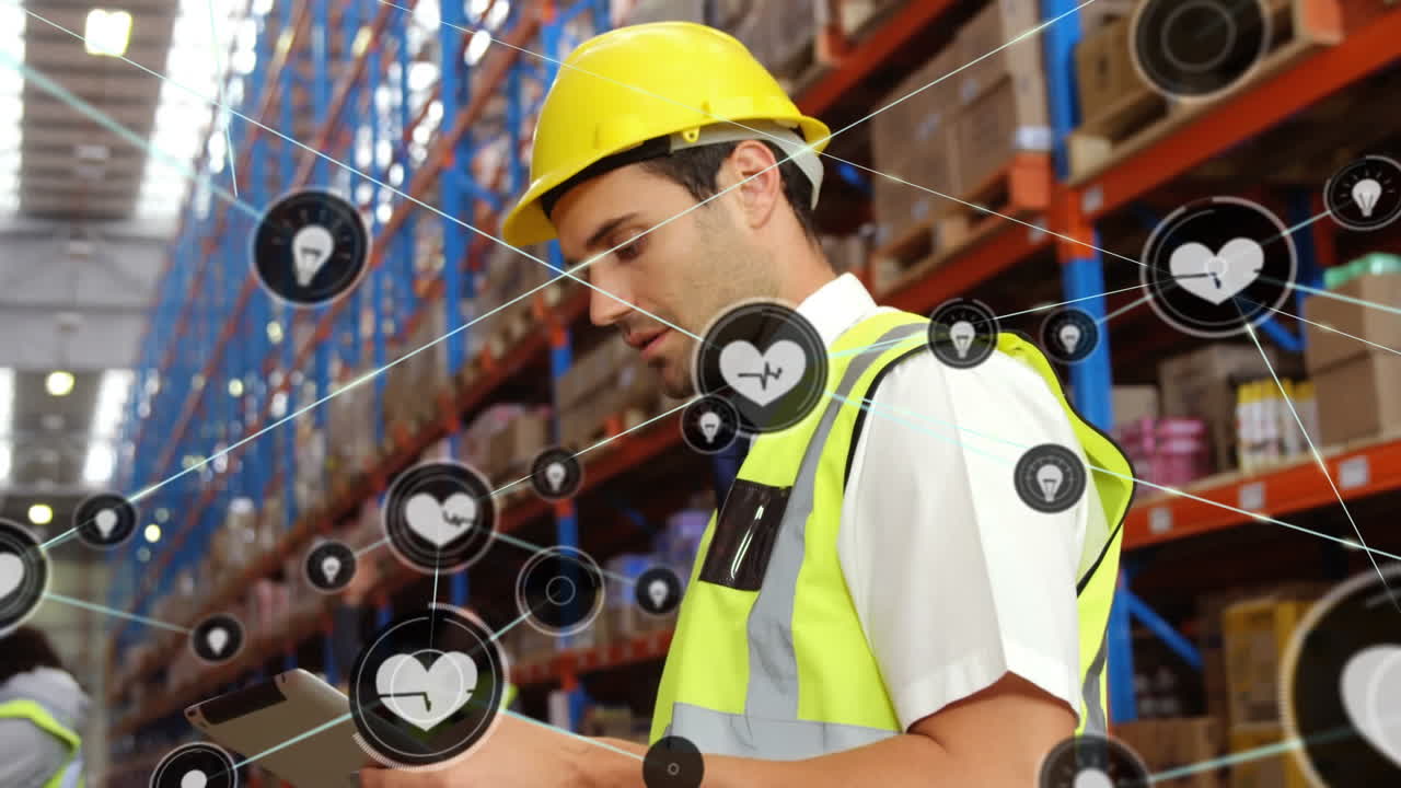 animación de una red de iconos digitales sobre un supervisor caucásico usando una tableta digital en el almacén