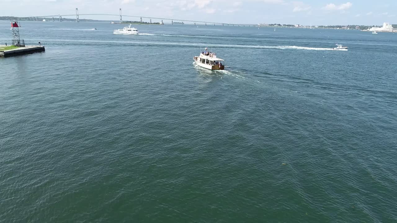 el icónico paisaje de newport rhode island es disfrutado por un barco lleno de turistas cerca de ft.