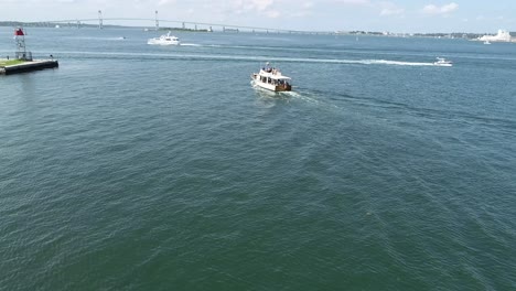 el icónico paisaje de newport rhode island es disfrutado por un barco lleno de turistas cerca de ft.