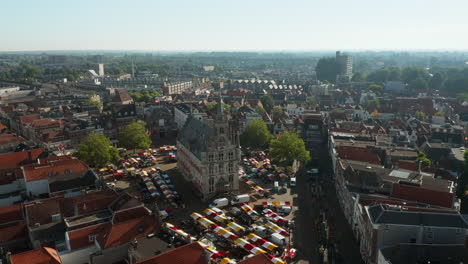 Marktstände-Rund-Um-Das-Rathaus-Von-Gouda-In-Den-Niederlanden