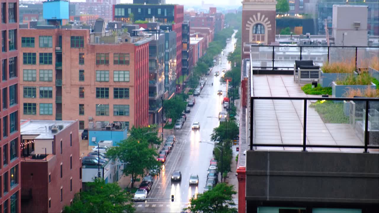 자동차는 비오는 오하이오 거리를 운전합니다. 시카고