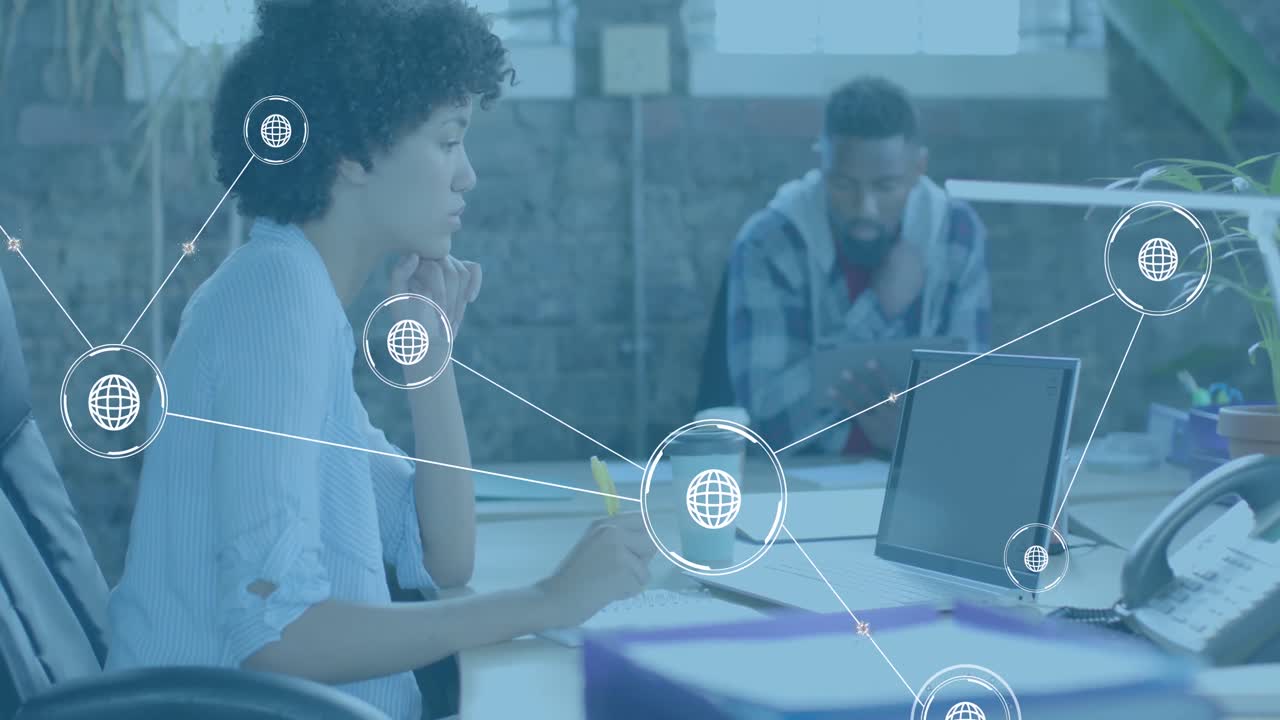 animación de iconos del globo sobre diversas personas de negocios que usan computadora portátil en la oficina