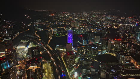 Ciudad-De-México-Aérea-V5-Hiperlapso-Futurista-Vista-De-Pájaro-Con-Vistas-A-La-Bulliciosa-Calle-Y-Edificios-Iluminados-De-Gran-Altura-En-El-Moderno-Barrio-De-Santa-Fe---Filmada-Con-Cine-Mavic-3---Diciembre-De-2021