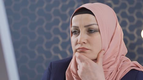 business woman in hijab focusing on computer in office.