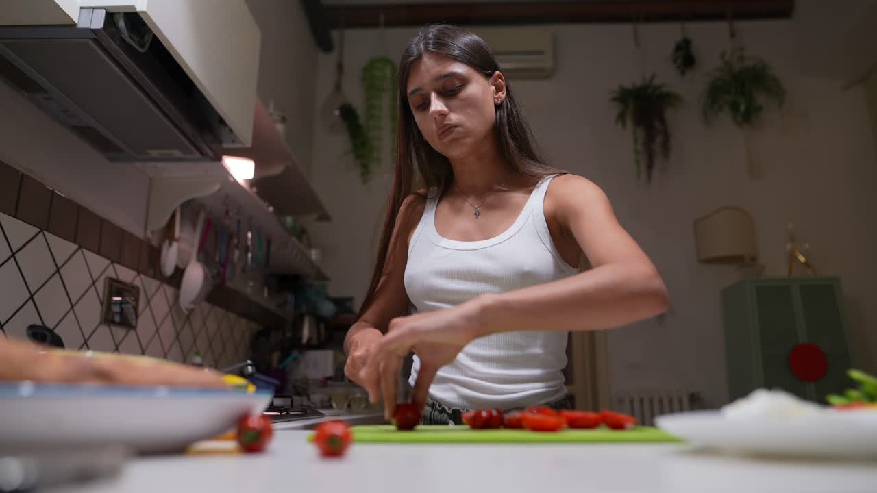 mujer cocinando en la cocina