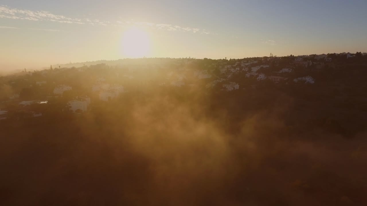 niebla procedente del océano atlántico durante la puesta de sol en luz, algarve, portugal