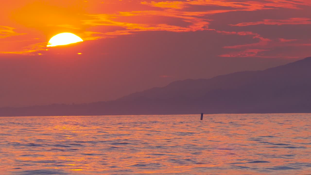 закат над океаном