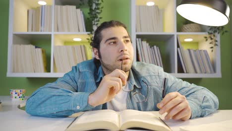 un estudiante joven y reflexivo.