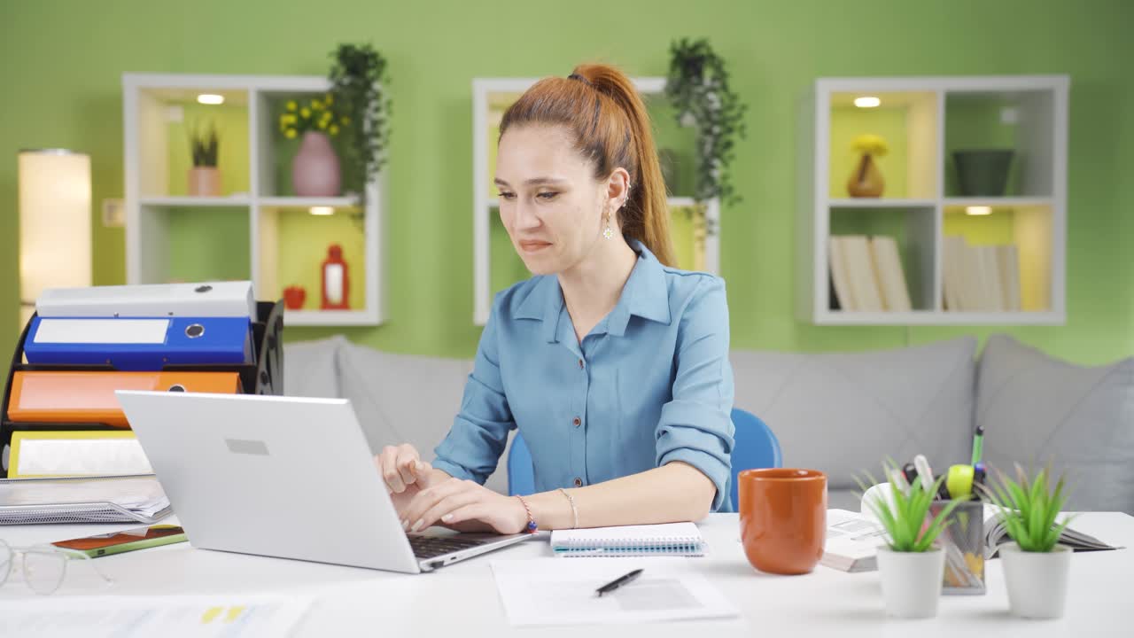mujer exitosa trabajando en una computadora portátil aplaudiendo.