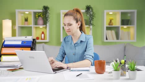 Successful-woman-working-on-laptop-clapping.