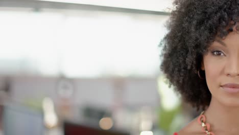 Halbgesichtsporträt-Einer-Afroamerikanischen-Frau,-Die-Auf-Dem-Balkon-Im-Büro-Lächelt