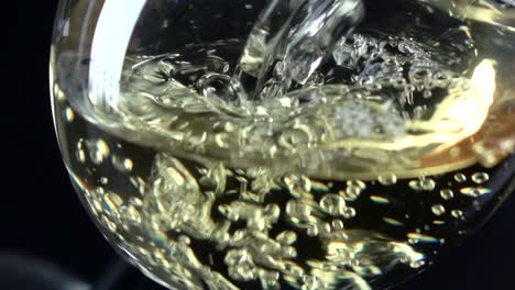vino blanco siendo vertido en un vaso