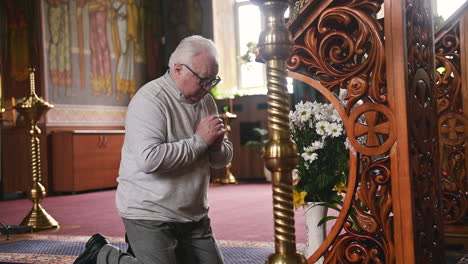 un anciano en la iglesia.