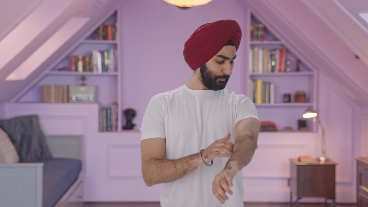 hombre indio sikh confiado preparándose