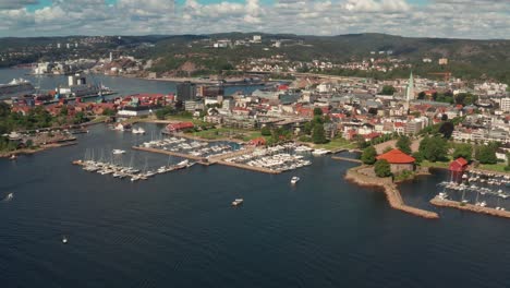 Barcos-En-El-Puerto-De-Kristiansand-En-Noruega