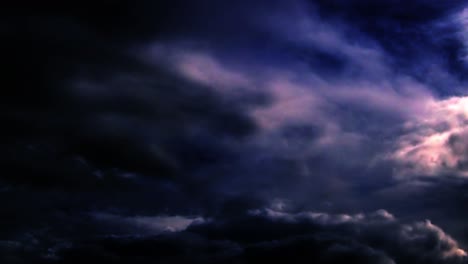 Ein-Gewitter-Am-Dunkelblauen-Himmel