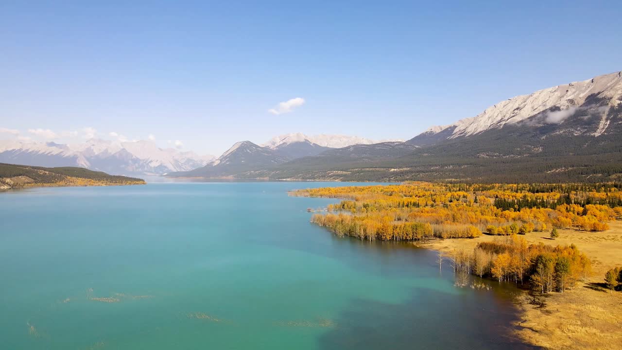volando sobre el lago abraham en otoño