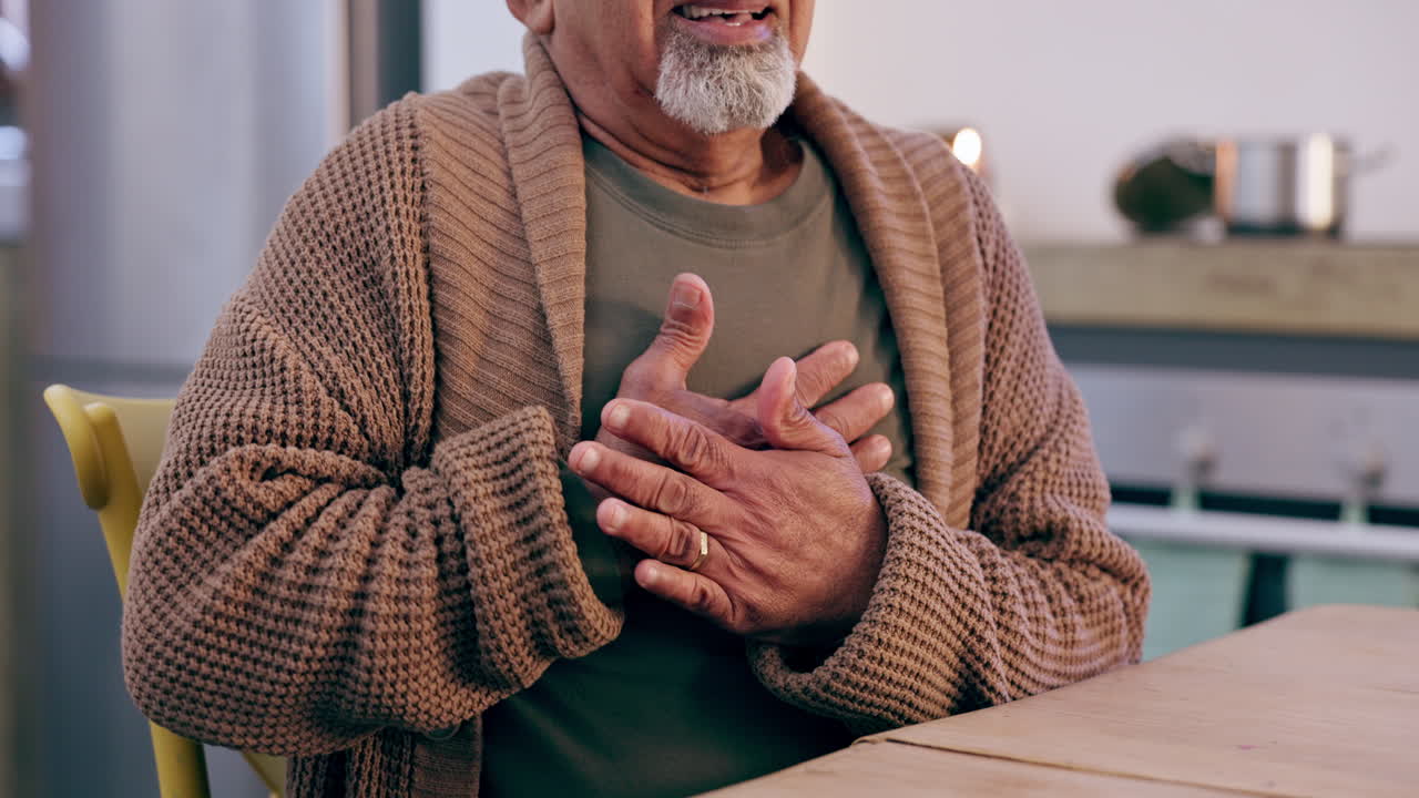Hender på brystet, brystsmerter, hjerteinfarkt