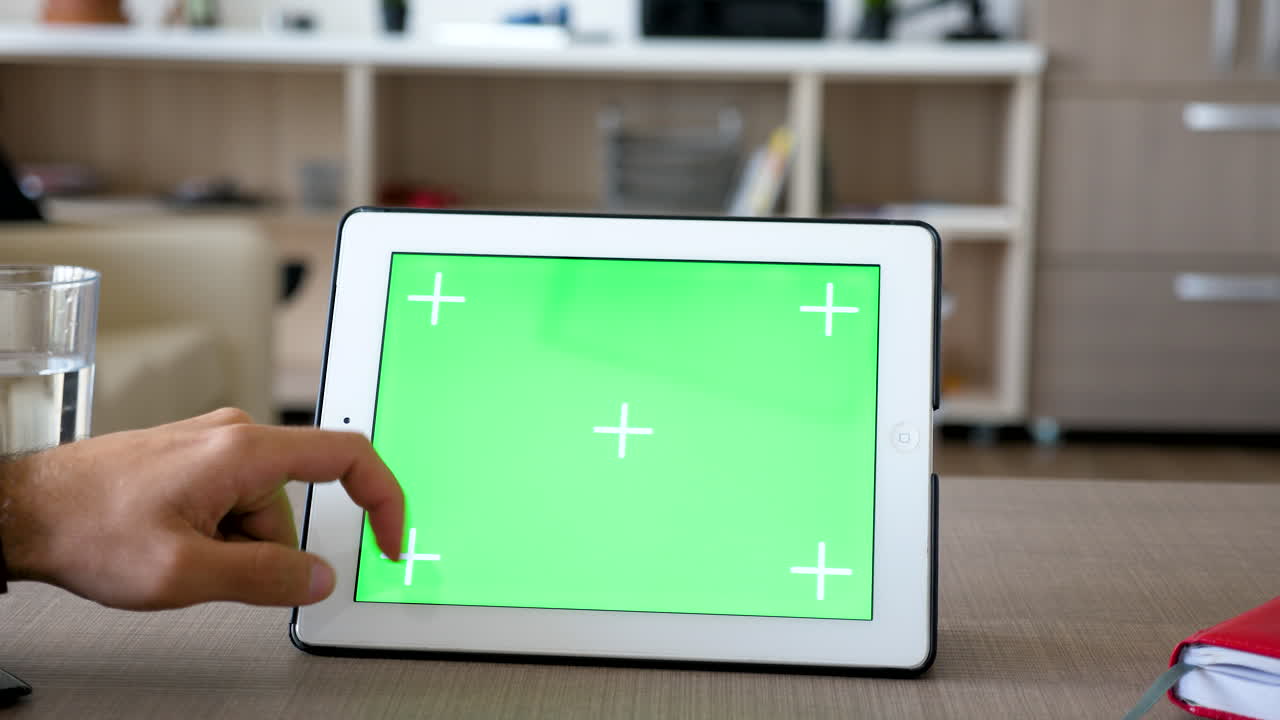 녹색 화면이 있는 태블릿