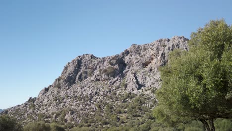 Schroffe-Graue-Berge-Von-Cadiz,-Spanien-In-Ländlicher-Landschaft,-Rechts-Schieben