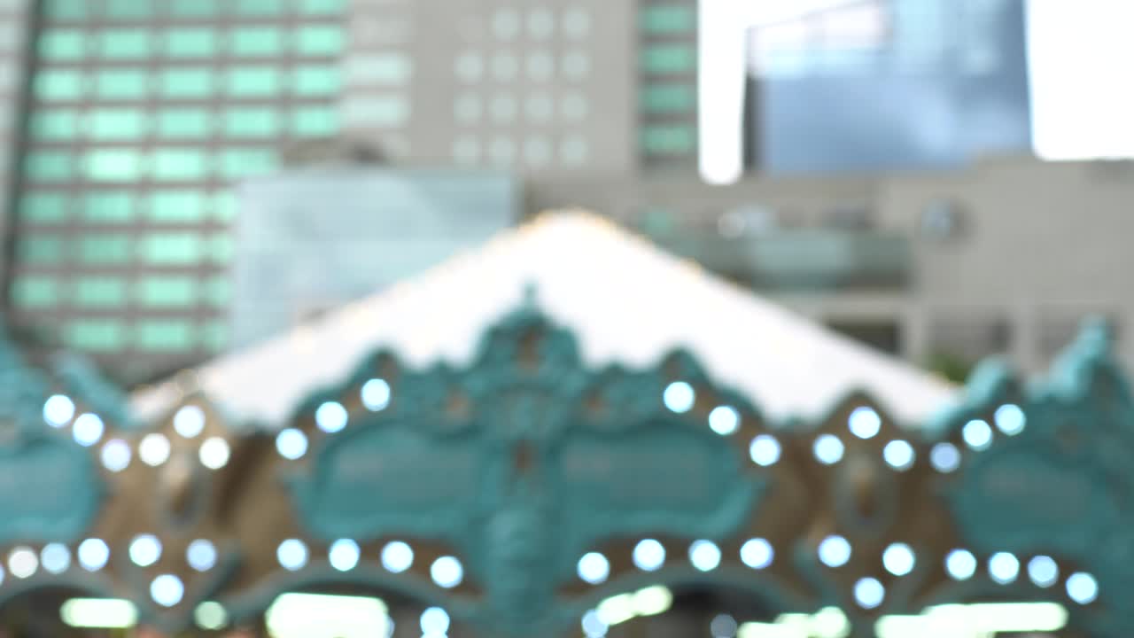 놀이 공원의 카루셀, 초점 밖, 지붕에서 가까이.