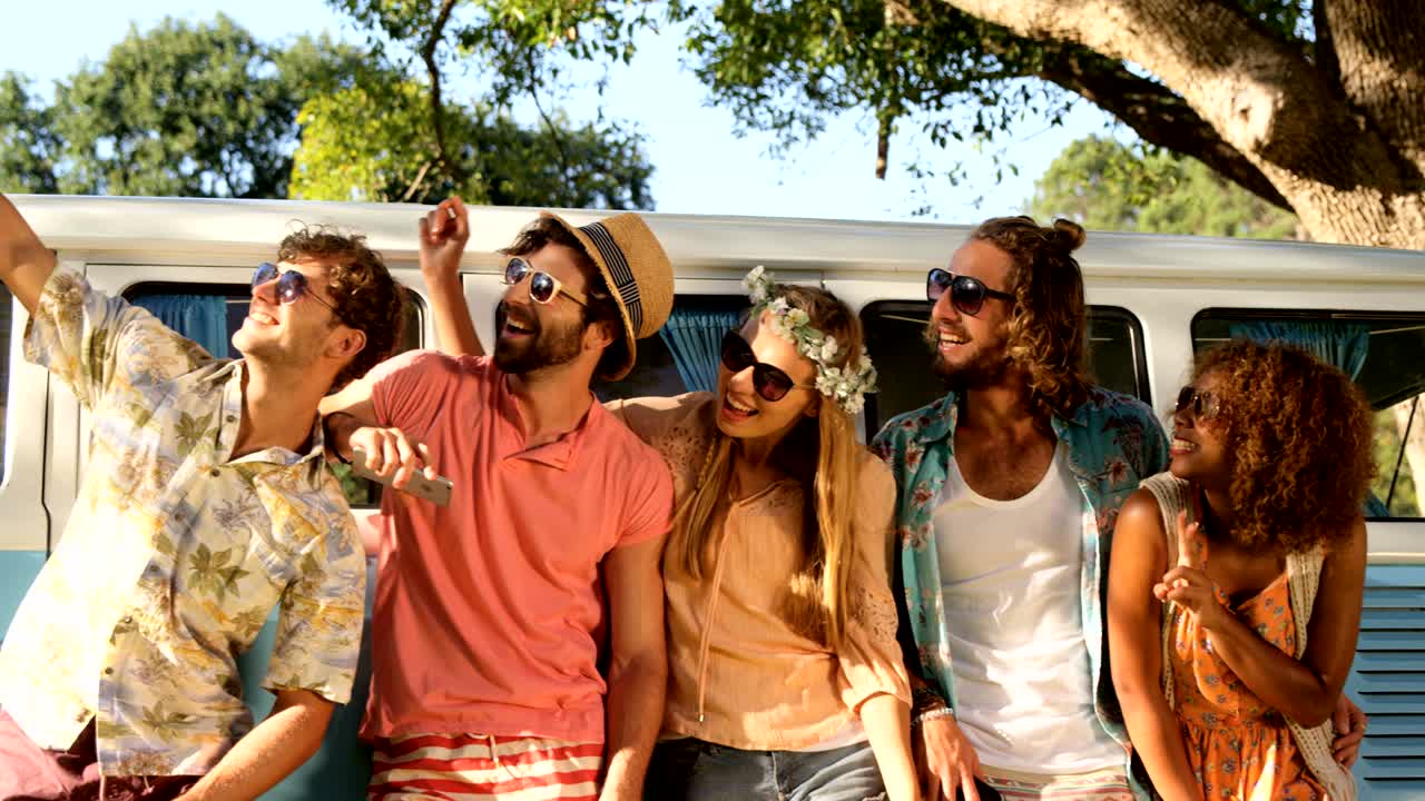 Gruppo di amici hipster che si scattano un selfie