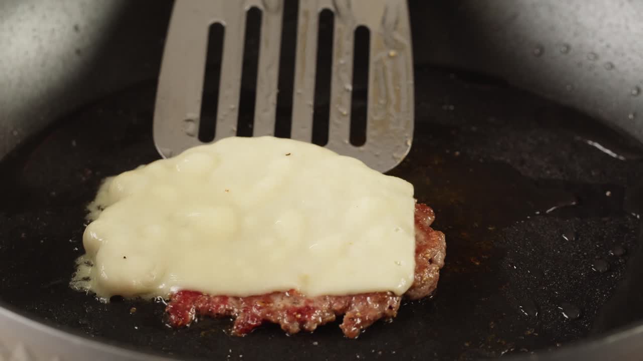 팬에 스테이크를 기