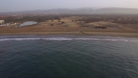 Volando-Sobre-La-Playa-Del-Océano-Y-Las-Dunas-De-Arena-En-Gran-Canaria