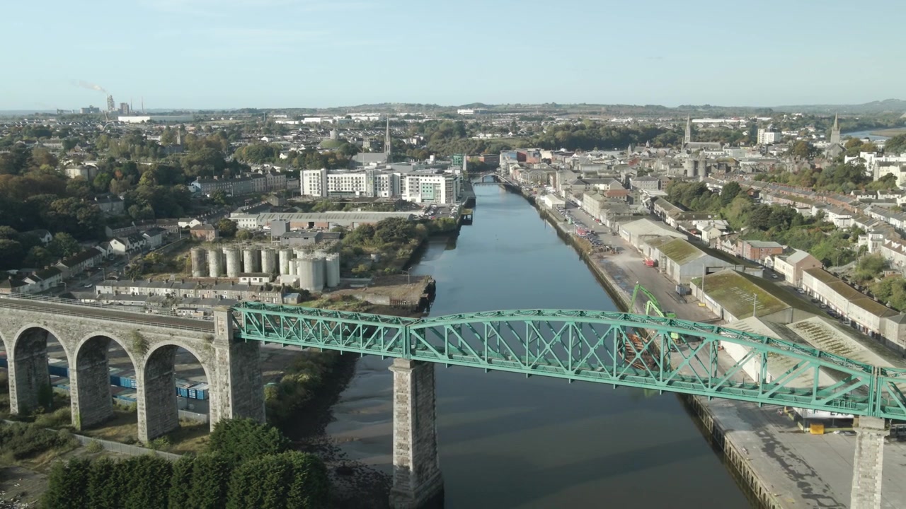 Drogheda-viadukten som korsar floden Boyne, omgiven av stads- och industrilandskap, flygvy.