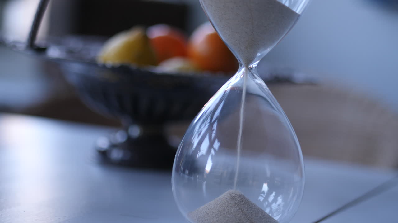 песочные часы песок падает в замедленной съемке кинематографическое панорамирование