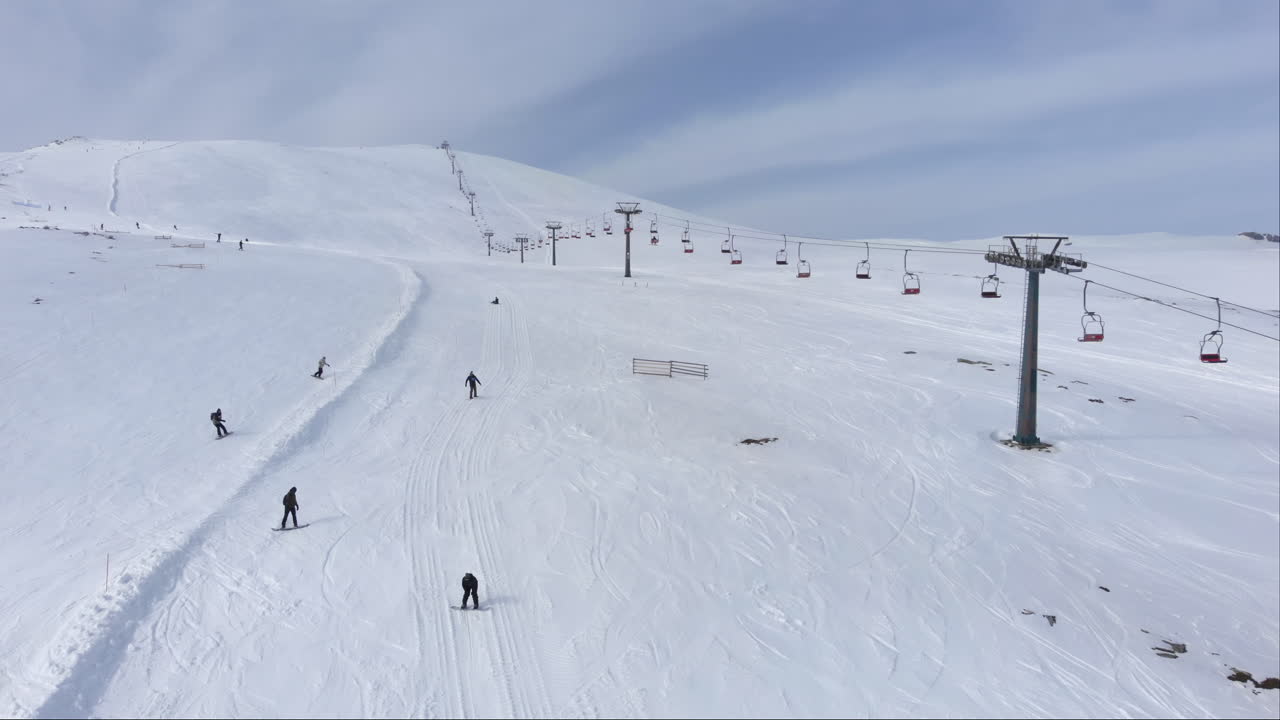 vista de drones de esquiadores esquiando cuesta abajo en las laderas en la pintoresca montaña kaimaktsalan grecia día de invierno