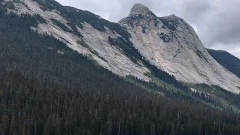 vista aérea del pico de zopkios junto a la autopista coquihalla