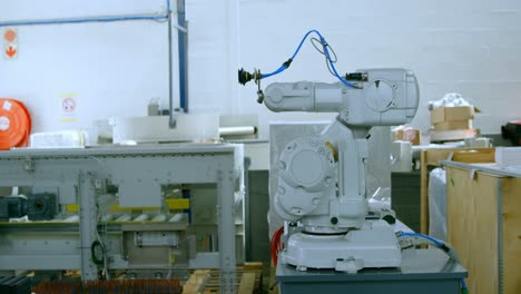 máquina robótica moderna en el almacén 4k