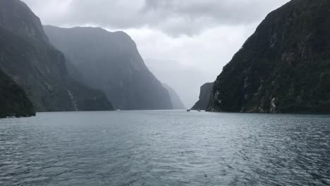 Milford-sound-cruise-tour-with-rain