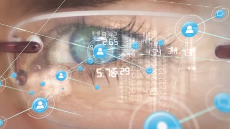 animazione della rete di connessioni con icone e elaborazione dei dati sopra l'occhio di una donna caucasica