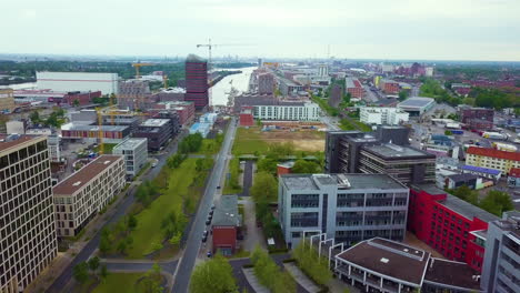 Vista-Aérea-De-Hilde-adolf-park-Cerca-De-Marina-Europahafen-En-Bremen,-Alemania