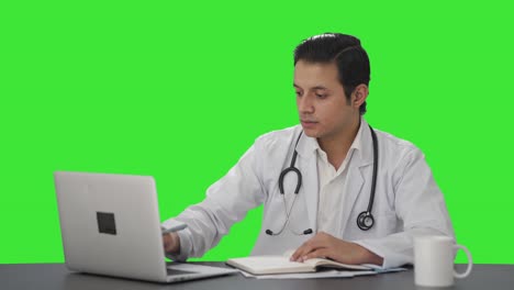 Indischer-Arzt-Studiert-Für-Prüfungen,-Grüner-Bildschirm