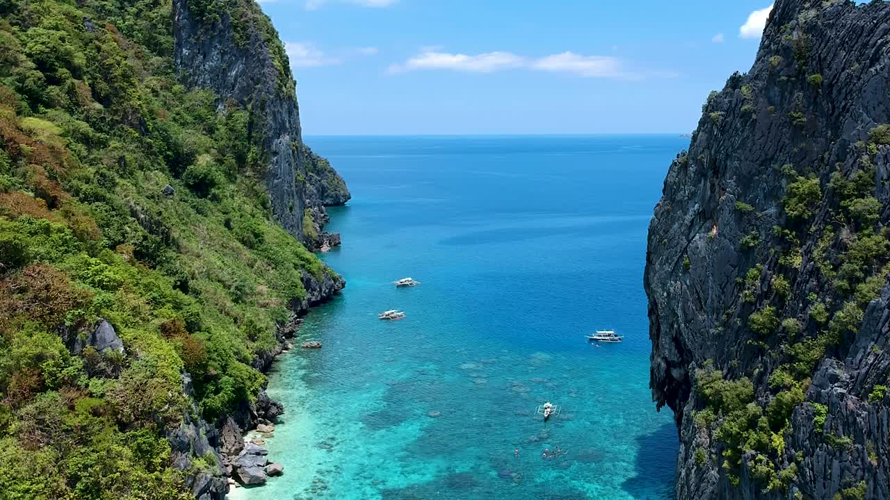 Ripresa aerea a bassa quota delle isole Shimizu e Inatula, El Nido, Palawan, Filippine.