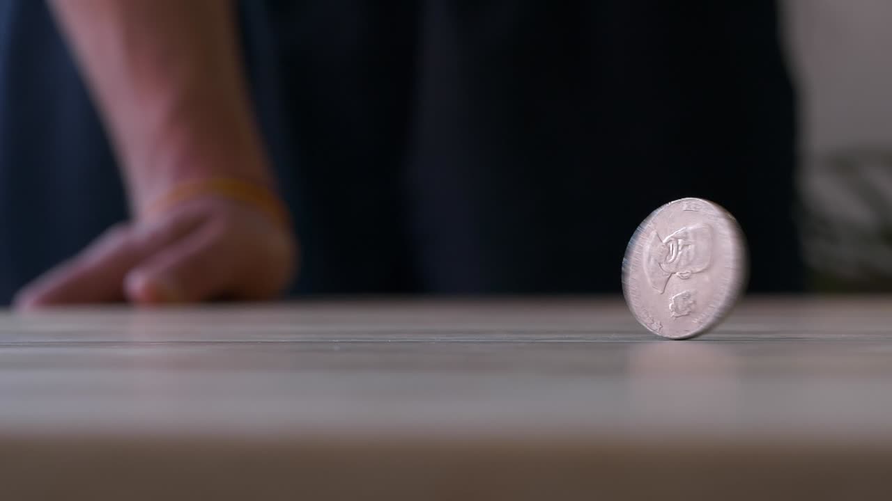 girando una moneda de 50 céntimos, una moneda de un centavo ecuatoriano, de cerca